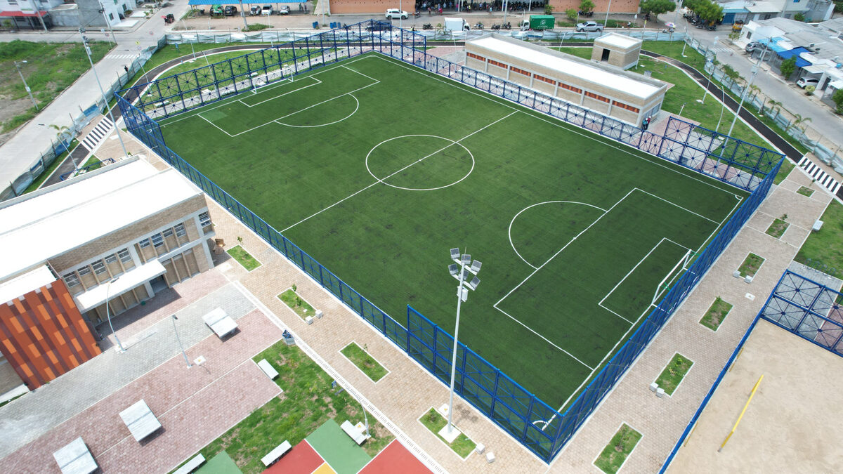 Vista aérea de cancha de fútbol sintética construida por Martínez Caballero